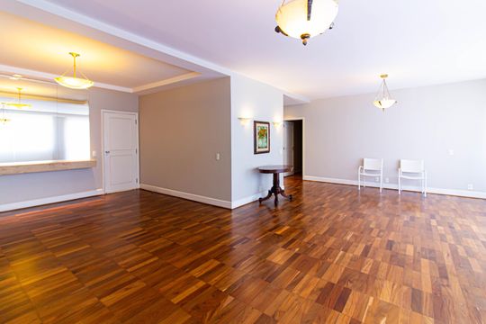 Comprar apartamento com 3 quartos, quintal e piscina no condomínio. — Sala