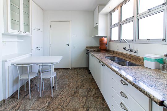 Comprar apartamento com 3 quartos, quintal e piscina no condomínio. — Cozinha