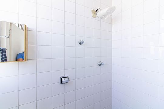 Comprar apartamento com 3 quartos, quintal e piscina no condomínio. — Banheiro de Serviço
