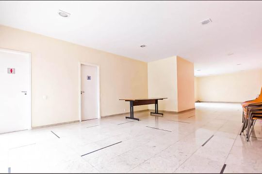 Comprar apartamento com 3 quartos, quintal e piscina no condomínio. — Área comum - Salão de Festas