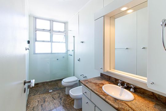 Comprar apartamento com 3 quartos, quintal e piscina no condomínio. — Banheiro da Suíte