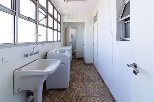 Comprar apartamento com 3 quartos, quintal e piscina no condomínio. — Área de Serviço