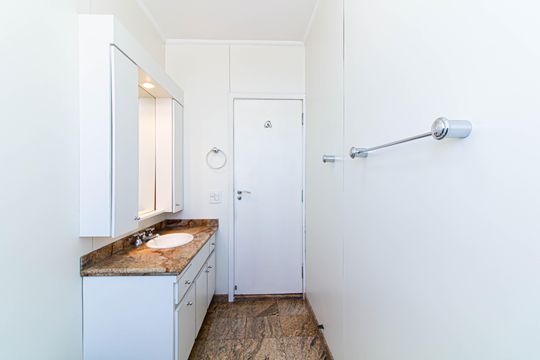 Comprar apartamento com 3 quartos, quintal e piscina no condomínio. — Banheiro da Suíte
