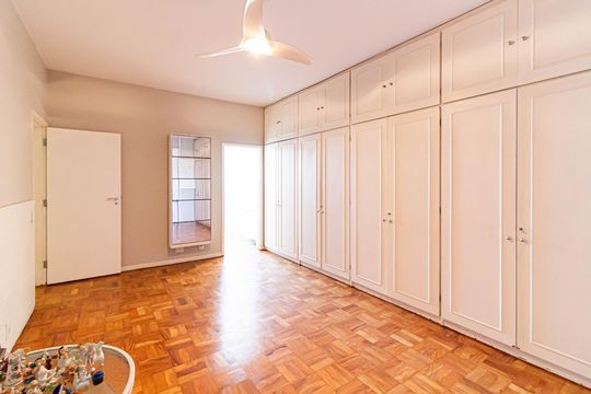 Comprar apartamento com 3 quartos, quintal e piscina no condomínio. — Suíte