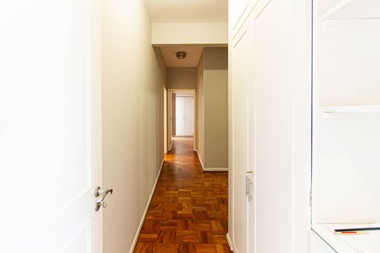 Comprar apartamento com 3 quartos, quintal e piscina no condomínio. — Corredor