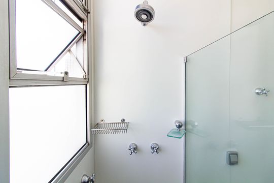 Comprar apartamento com 3 quartos, quintal e piscina no condomínio. — Banheiro da Suíte