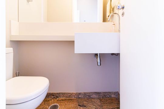 Comprar apartamento com 3 quartos, quintal e piscina no condomínio. — Lavabo