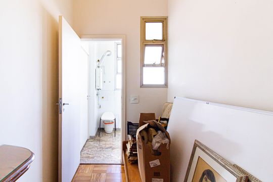 Comprar apartamento com 3 quartos, quintal e piscina no condomínio. — Quarto de Serviço