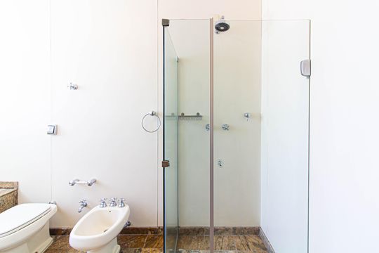 Comprar apartamento com 3 quartos, quintal e piscina no condomínio. — Banheiro