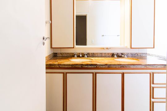 Comprar apartamento com 3 quartos, quintal e piscina no condomínio. — Banheiro