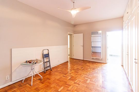 Comprar apartamento com 3 quartos, quintal e piscina no condomínio. — Suíte