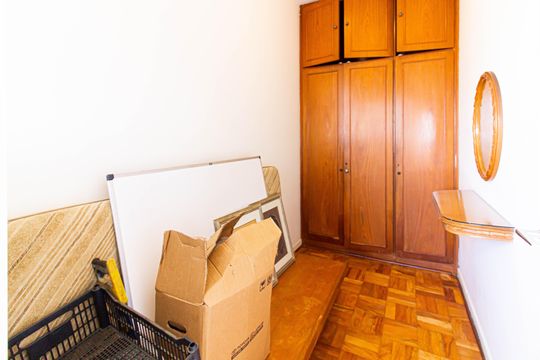 Comprar apartamento com 3 quartos, quintal e piscina no condomínio. — Quarto de Serviço