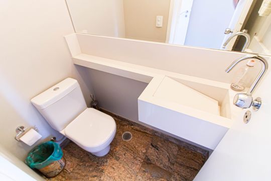 Comprar apartamento com 3 quartos, quintal e piscina no condomínio. — Lavabo