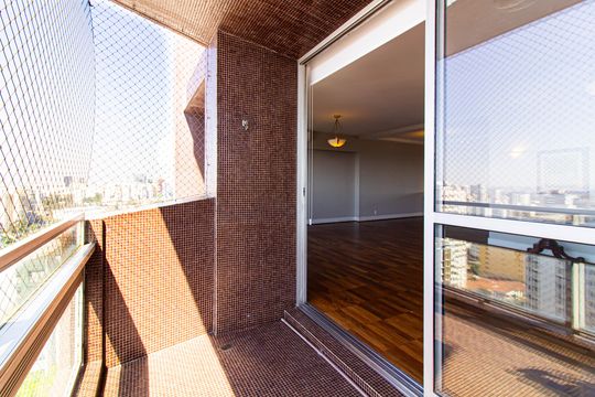 Comprar apartamento com 3 quartos, quintal e piscina no condomínio. — Varanda