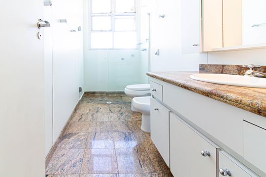 Comprar apartamento com 3 quartos, quintal e piscina no condomínio. — Banheiro da Suíte