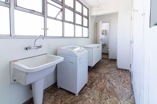Comprar apartamento com 3 quartos, quintal e piscina no condomínio. — Área de Serviço