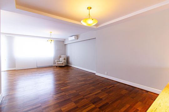 Comprar apartamento com 3 quartos, quintal e piscina no condomínio. — Sala