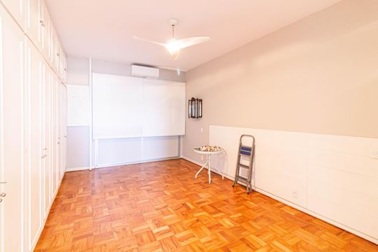 Comprar apartamento com 3 quartos, quintal e piscina no condomínio. — Suíte
