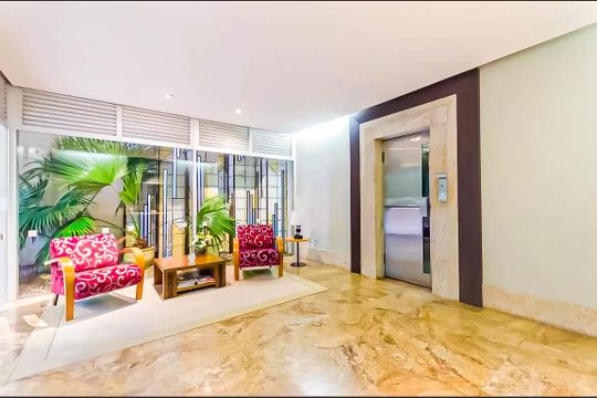 Comprar apartamento com 3 quartos, quintal e piscina no condomínio. — Hall social