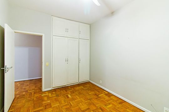 Comprar apartamento com 3 quartos, quintal e piscina no condomínio. — Quarto 2