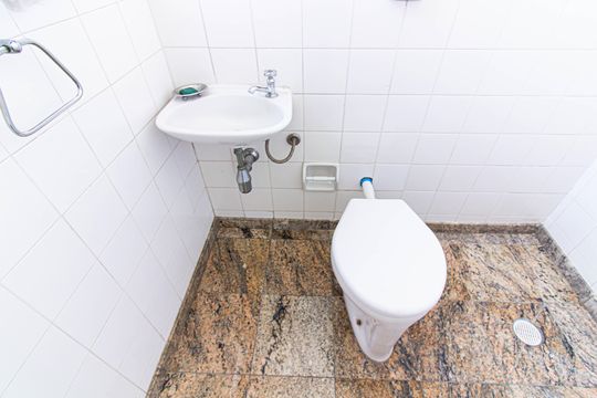 Comprar apartamento com 3 quartos, quintal e piscina no condomínio. — Banheiro de Serviço