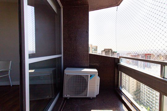 Comprar apartamento com 3 quartos, quintal e piscina no condomínio. — Varanda