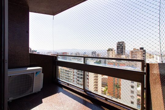 Comprar apartamento com 3 quartos, quintal e piscina no condomínio. — Varanda