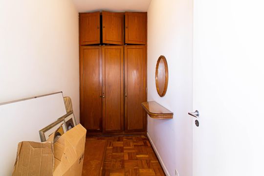 Comprar apartamento com 3 quartos, quintal e piscina no condomínio. — Quarto de Serviço