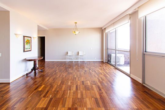 Comprar apartamento com 3 quartos, quintal e piscina no condomínio. — Sala