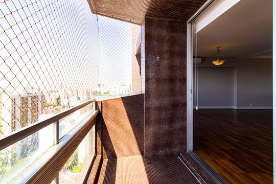 Comprar apartamento com 3 quartos, quintal e piscina no condomínio. — Varanda