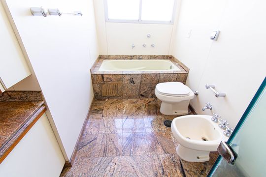 Comprar apartamento com 3 quartos, quintal e piscina no condomínio. — Banheiro