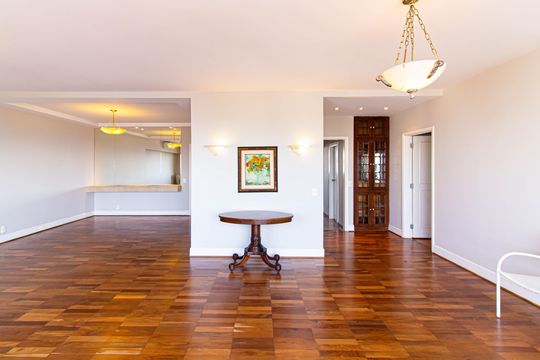Comprar apartamento com 3 quartos, quintal e piscina no condomínio. — Sala
