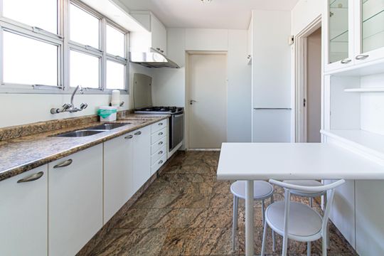 Comprar apartamento com 3 quartos, quintal e piscina no condomínio. — Cozinha