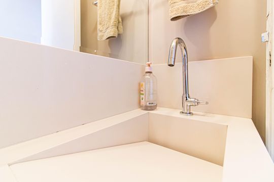 Comprar apartamento com 3 quartos, quintal e piscina no condomínio. — Lavabo