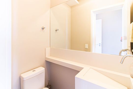 Comprar apartamento com 3 quartos, quintal e piscina no condomínio. — Lavabo