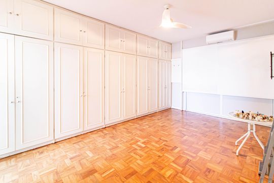 Comprar apartamento com 3 quartos, quintal e piscina no condomínio. — Suíte