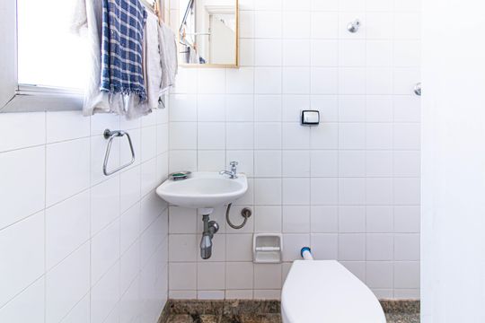 Comprar apartamento com 3 quartos, quintal e piscina no condomínio. — Banheiro de Serviço