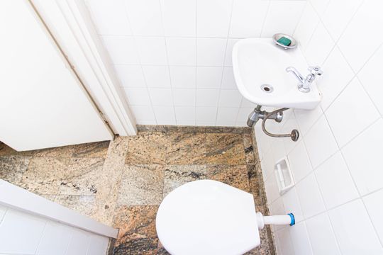 Comprar apartamento com 3 quartos, quintal e piscina no condomínio. — Banheiro de Serviço