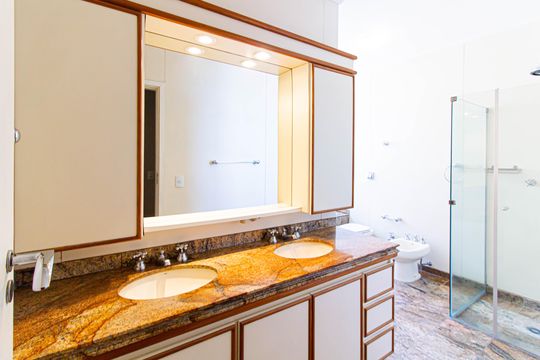 Comprar apartamento com 3 quartos, quintal e piscina no condomínio. — Banheiro