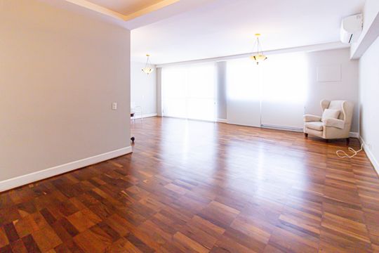 Comprar apartamento com 3 quartos, quintal e piscina no condomínio. — Sala