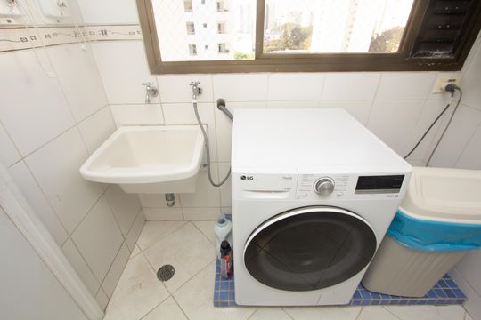 Venda de apartamento com 4 quartos, 2 suítes, varanda e piscina no condomínio. — Área de Serviço