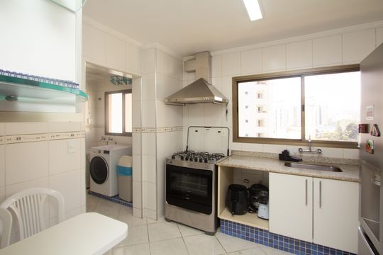 Venda de apartamento com 4 quartos, 2 suítes, varanda e piscina no condomínio. — Cozinha