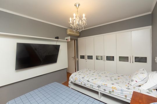 Venda de apartamento com 4 quartos, 2 suítes, varanda e piscina no condomínio. — Suíte