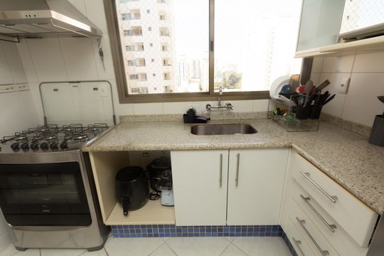 Venda de apartamento com 4 quartos, 2 suítes, varanda e piscina no condomínio. — Cozinha