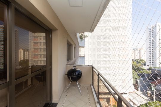 Venda de apartamento com 4 quartos, 2 suítes, varanda e piscina no condomínio. — Varanda da Sala