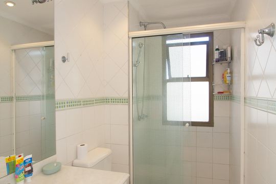Venda de apartamento com 4 quartos, 2 suítes, varanda e piscina no condomínio. — Banheiro