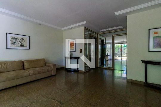 Venda de apartamento com 4 quartos, 2 suítes, varanda e piscina no condomínio. — Hall social
