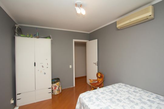 Venda de apartamento com 4 quartos, 2 suítes, varanda e piscina no condomínio. — Quarto 1