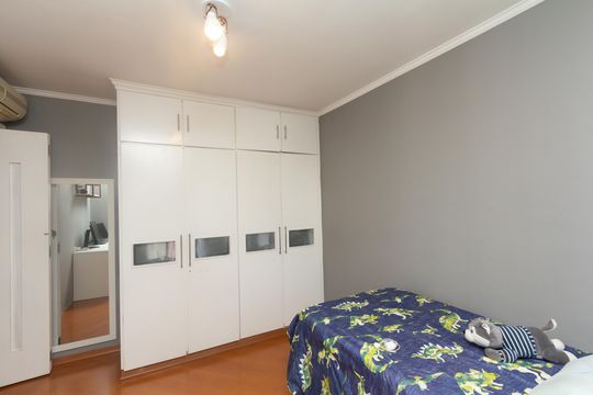 Venda de apartamento com 4 quartos, 2 suítes, varanda e piscina no condomínio. — Quarto 2