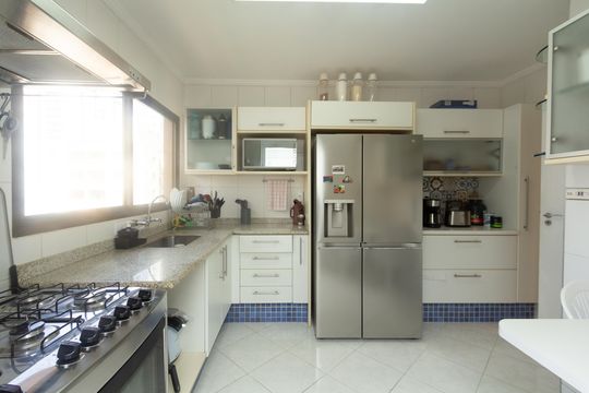 Venda de apartamento com 4 quartos, 2 suítes, varanda e piscina no condomínio. — Cozinha